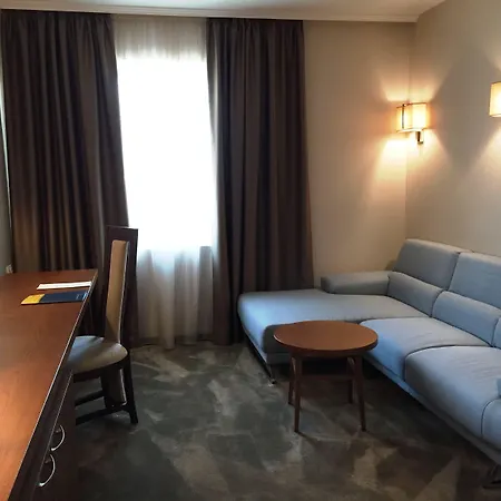 Golden Tulip מלון 4*