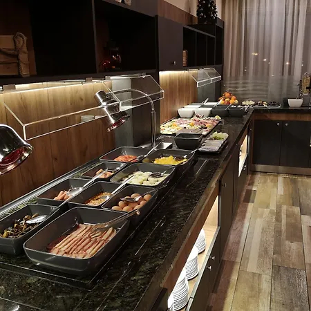 Golden Tulip فندق فارنا