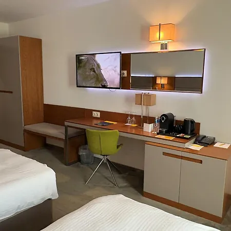 ホテル Golden Tulip 4*